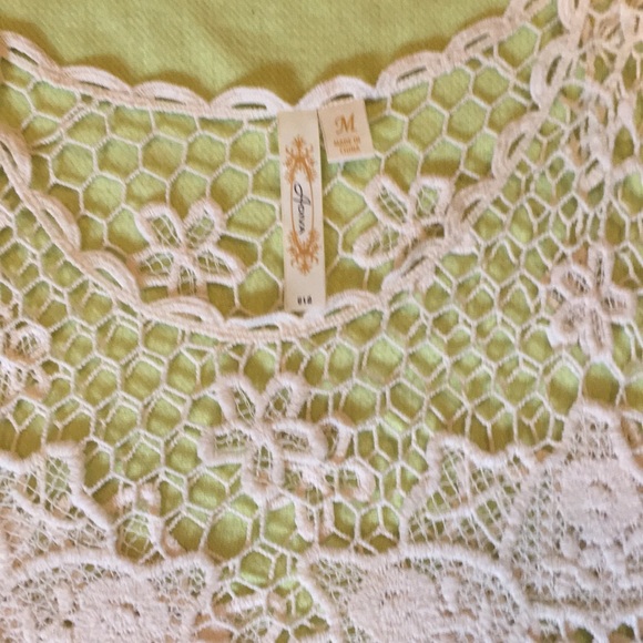 Gorgeous boutique lace top size medium - Picture 3 of 5
